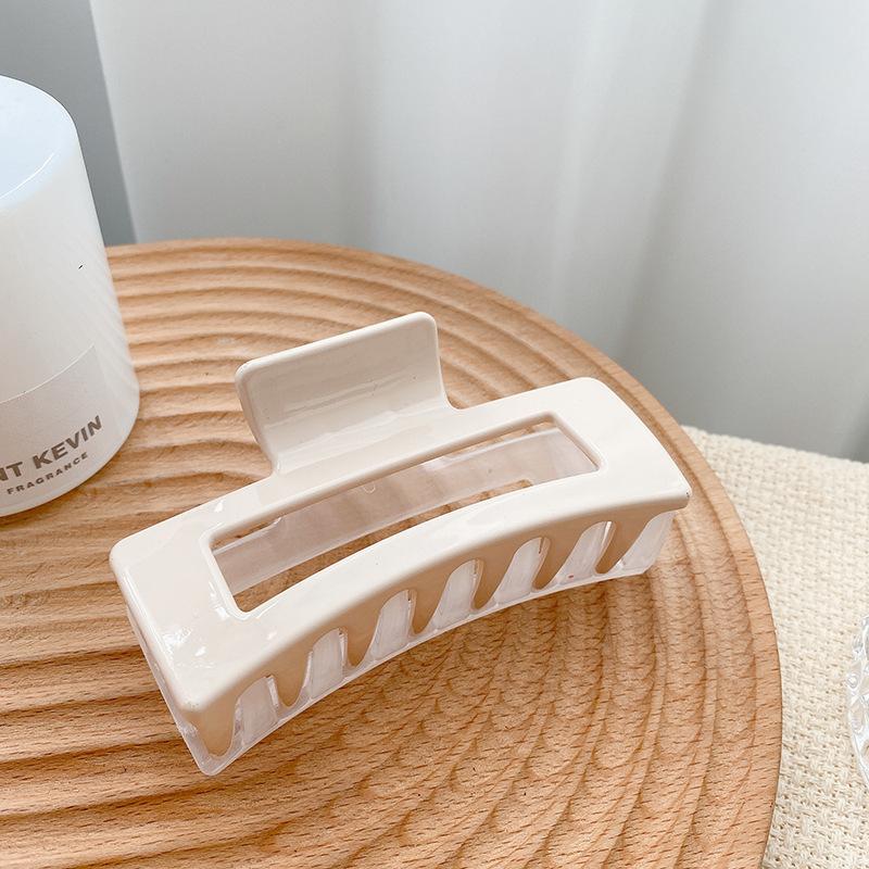 Beautifully Plastic Crafted Hair Claw Clips With Elegant Shapes And Vibrant Colors For Every Hairstyle Needs