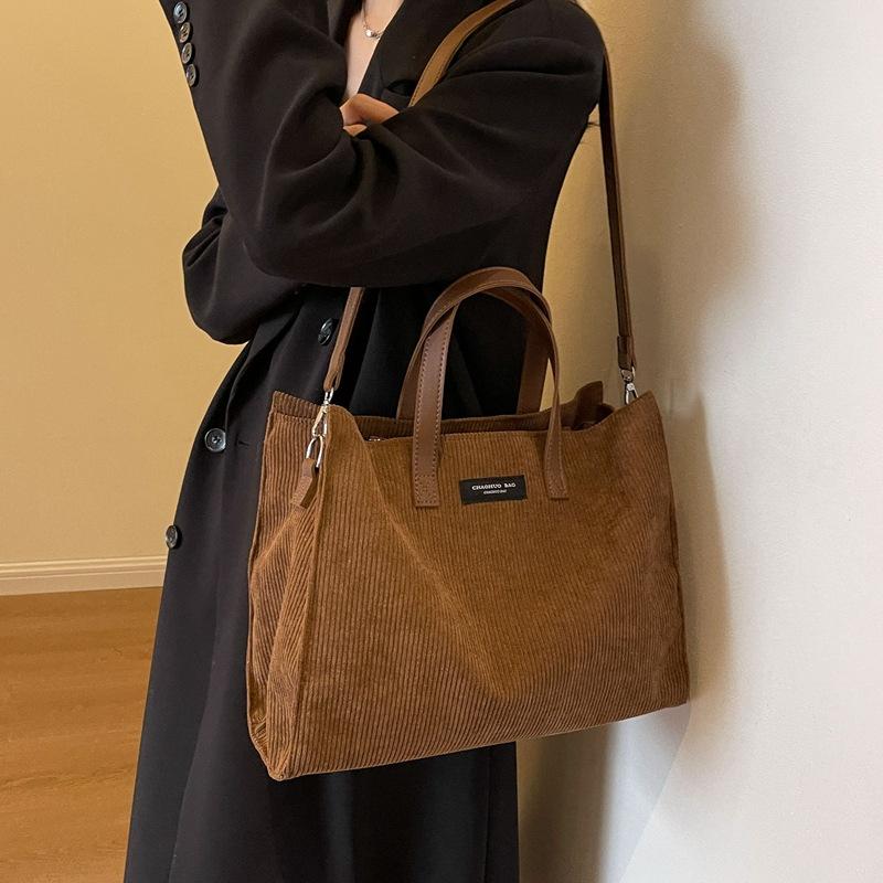 

Модная простая сумка женская 2025 новая универсальная городская трендовая сумка через плечо, сумка-мессенджер большой вместимости, портативная сумка-тоут 36*13*30 коричневый