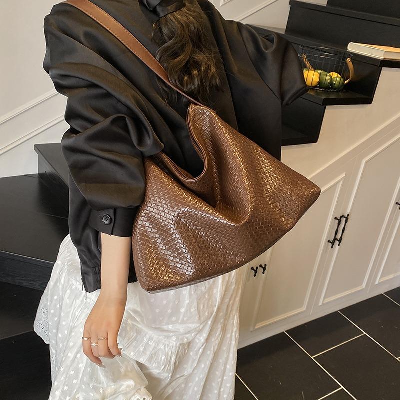 New Stylish Simple Large-capacity Shoulder Bag Casual Versatile Commuter Portable Tote Bag Tide