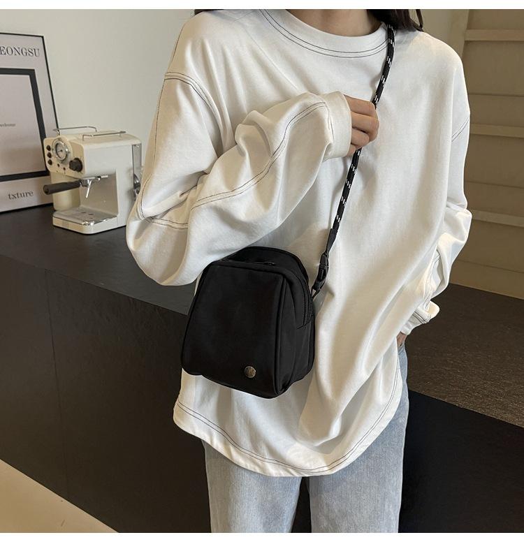 Сумка через плечо женская универсальная однотонная простая модная сумка-ракушка 2024 года — фото 10