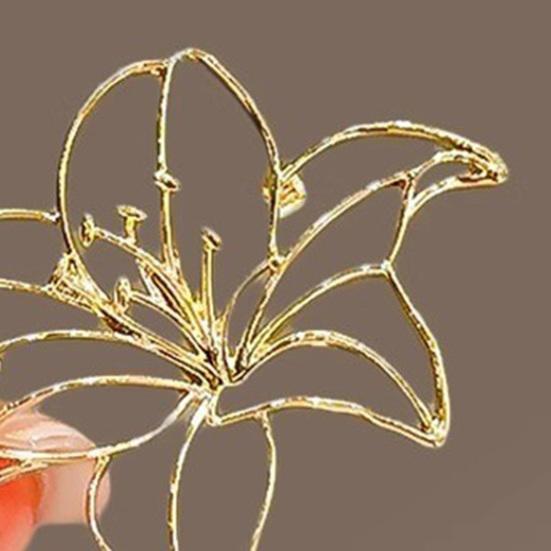 Women Brooch Smooth Edges Hollow Flower Design Lapel Pin Non-Slip Buckle Scarf Badge Clothing Bags Accessories
