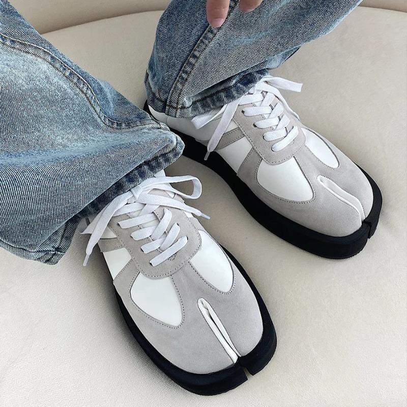 Fashion Tabi Shoes for Men Women Genuine Leather Casual Sports Shoes Lace Up Unisex Suede Low Top Shoes Niche Design Split Toe Senakers