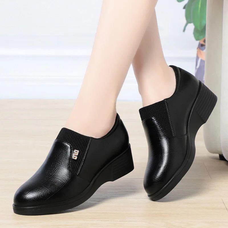 Módní Pohodlné Boty z Měkké Kůže s Hlubokým Výkrojem Flexibilní Mokasíny Dámské 2024 Jaro Platforma Klínky Boty Do Kanceláře Pro Mamu Do Práce Nové