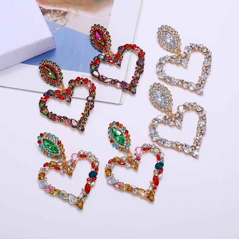 Orecchini a forma di cuore con strass europei e americani: Colorato, Vuoto, Design a Cuore d'Amore per una Dichiarazione di Moda Unica.