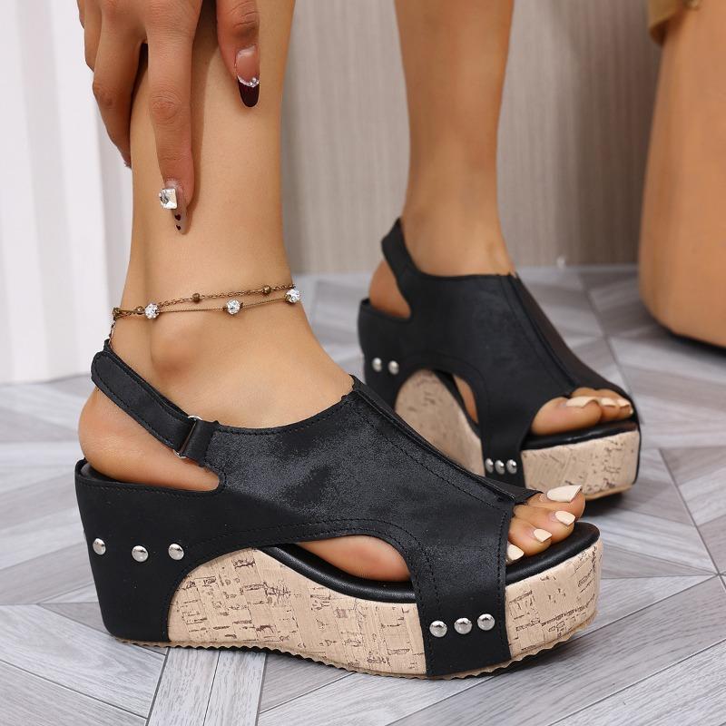 Sommer neue große Größe Damenschuhe Nieten Keilabsatz Fischmaul Sandalen Damen wasserdicht Plateau hohler hoher Absatz Damen cool