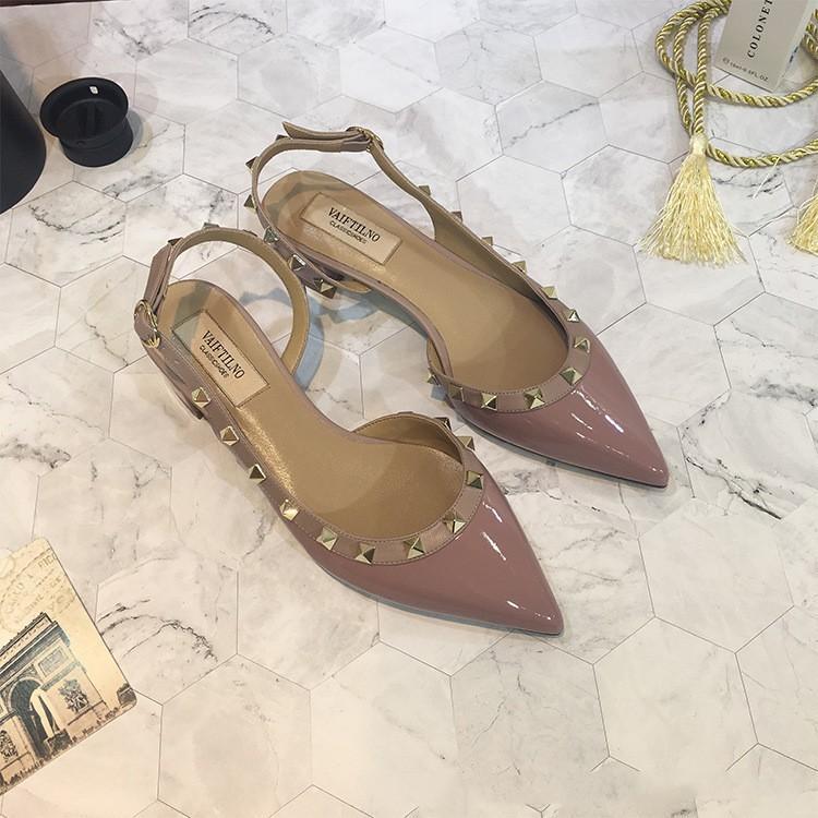 Sandales rivetées pour femmes, nouvelles chaussures plates pointues en cuir laqué Baotou Temperament, talons hauts, tailles 33 à 41, 2024