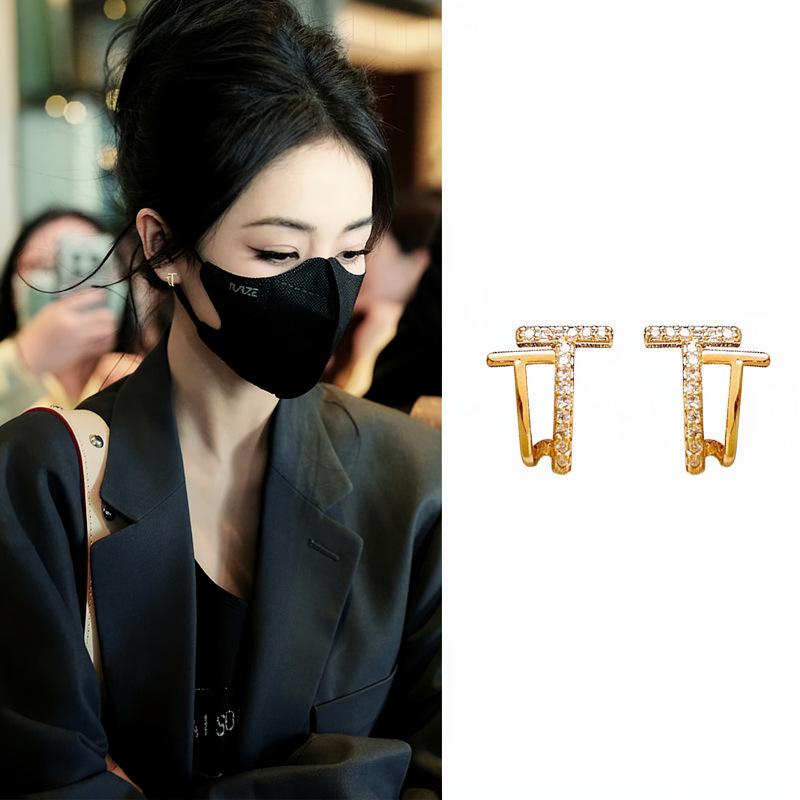 Exquisite and small gold letter stud earrings women s silver needle earrings, new popular temperament fashionable commuter earrings