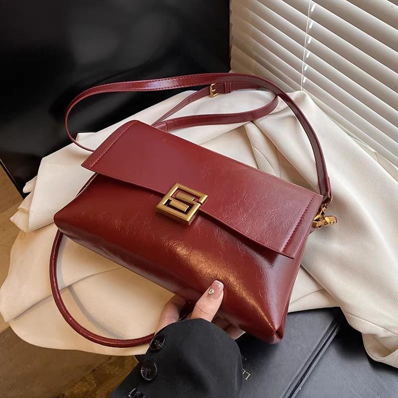 

Сумка подмышку женская сумка 2025 новый нишевый дизайн высокое чувство осень и зима универсальная на одно плечо маленькая квадратная сумка красный конверт свадебная сумка бордовый