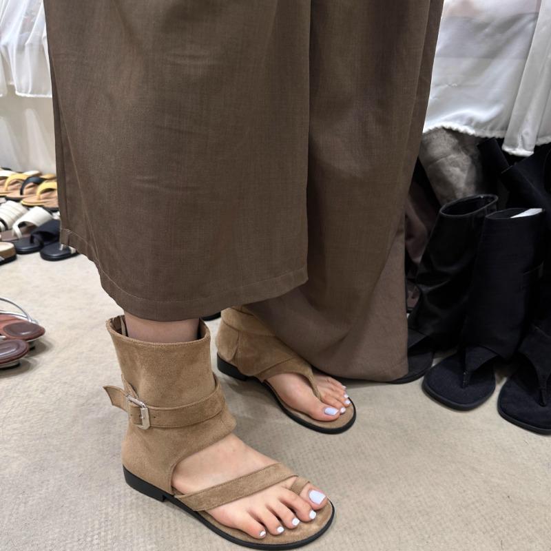 Summer new retro square head cover with heightened toes, wedged sandals, and casual cool slippers outside.