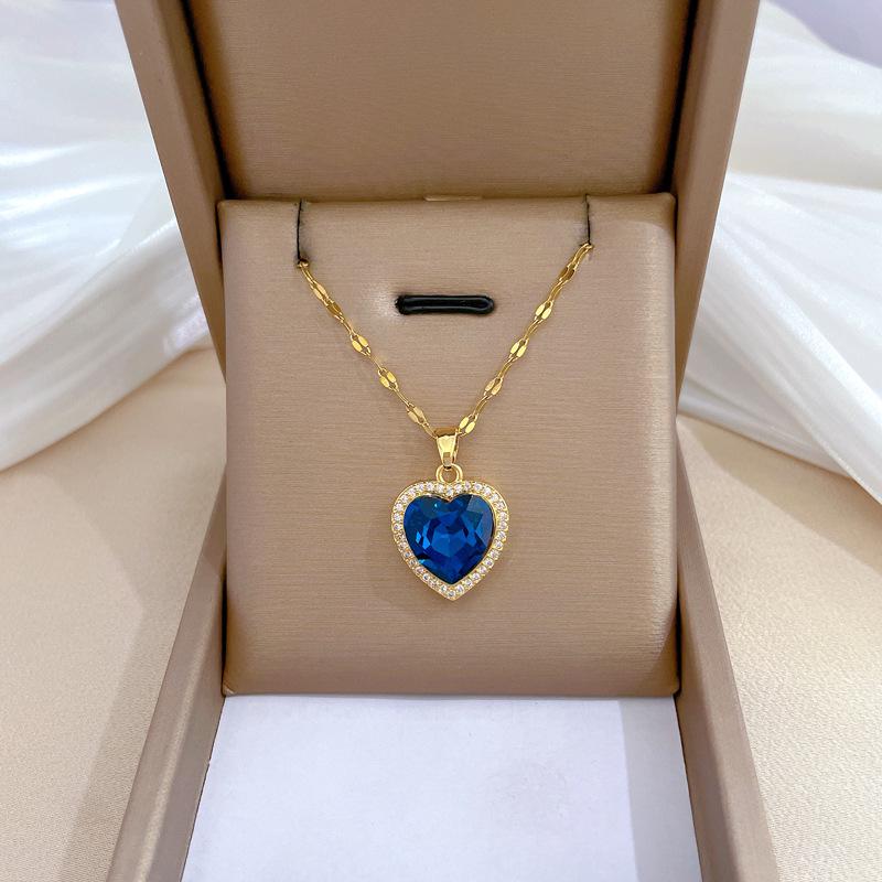 **Lively Women's Necklace: Titanium Steel & Gold-Plated Copper Clavicle Chain**