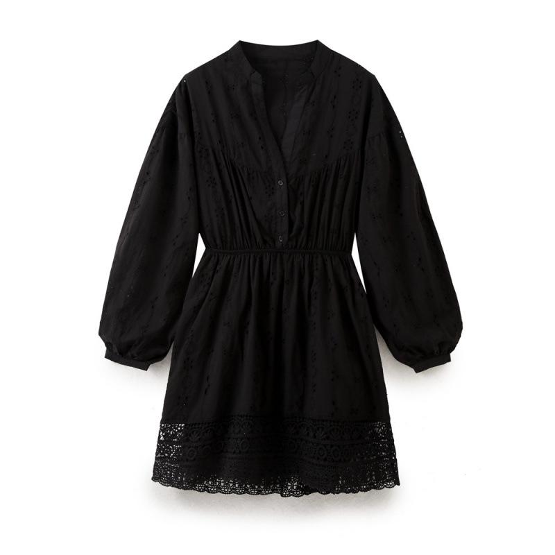 

Мини-платье с V-образным вырезом, рукавами-буфами, вышивкой, приталенным силуэтом и ажурным дизайном Small чёрный