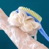 Dubbelzijdige badschrobborstel met zachte haren en lange ergonomische handgreep voor exfoliëren en rugschrobben