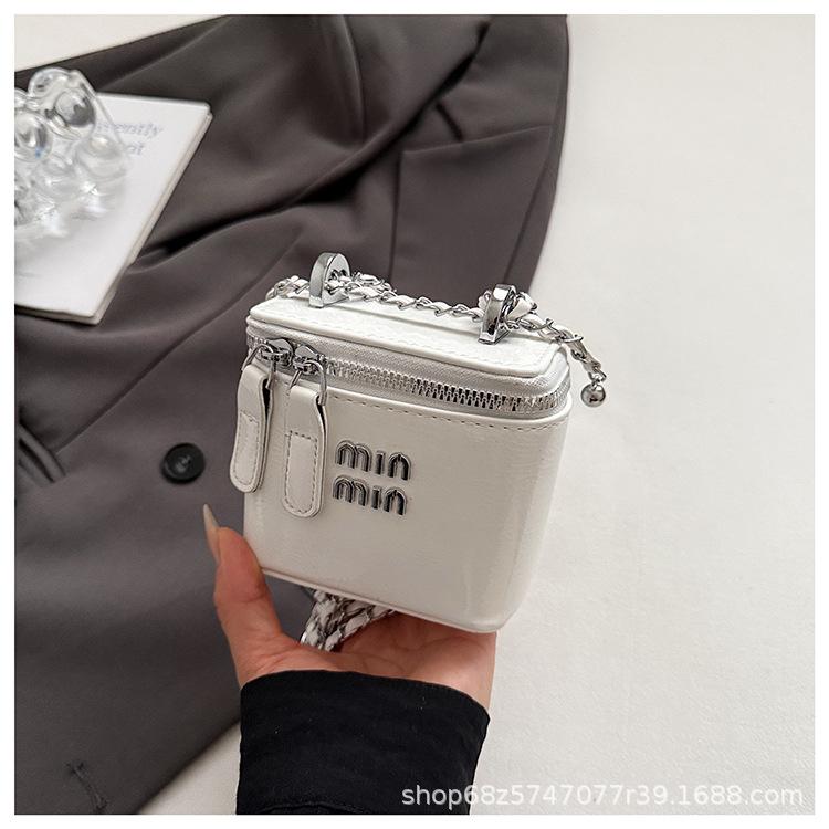 

Portable patent leather bag women s 2025 new versatile box small square bag Xiaoxiangfeng shoulder messenger chain bag