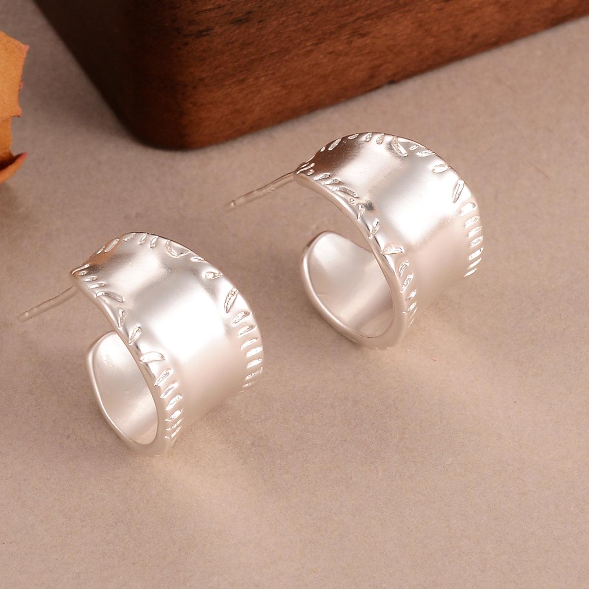 

Chic Wide-Face Earrings: Elegant, Versatile Studs with a Trendy Retro Vibe for Women