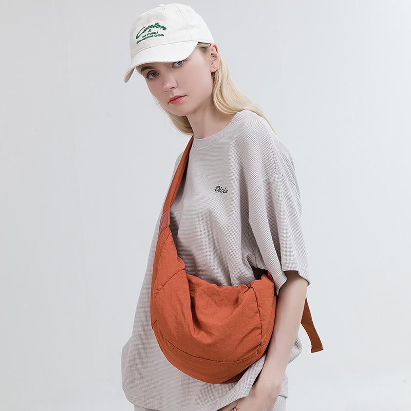 New hot-selling women's bags, lightweight trendy messenger bags, niche high-end shoulder bags, fashionable dumpling bags