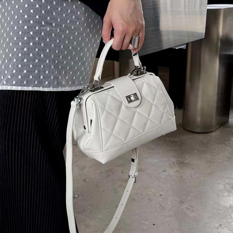 

Модная сумка, легкая, роскошная, маленькая, квадратная, маленькая, ароматная, стильная, сетчатая сумка, высококачественная, женская сумка через плечо, кожаная, женская сумка через плечо 27×15×10 CM белый