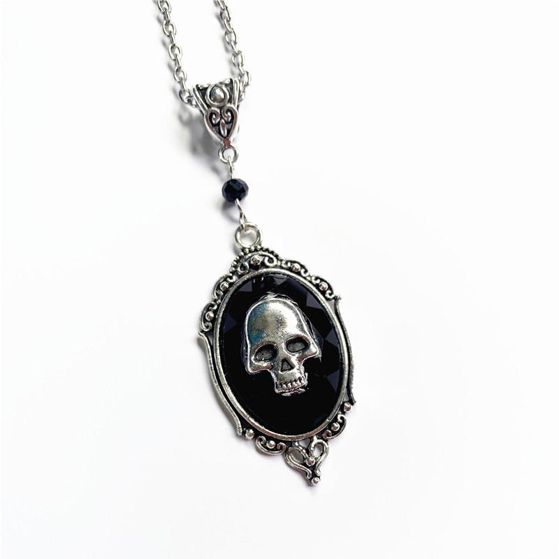 

Gothic Skull Pendant Necklace for Halloween Costume