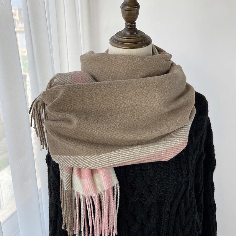 Sciarpa da donna elastica morbida a quadri a righe invernale calda con finiture a nappa, accessorio di moda versatile per uscite casual e clima freddo
