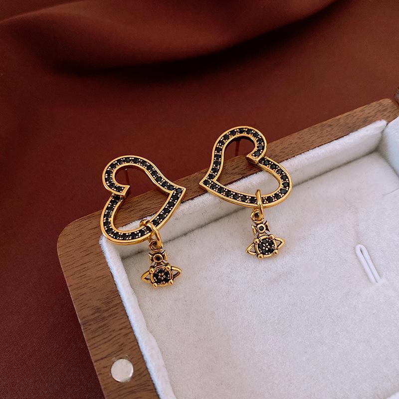 

Silver Zircon Heart Saturn Stud Earrings: Retro & Distressed Niche Design for Women