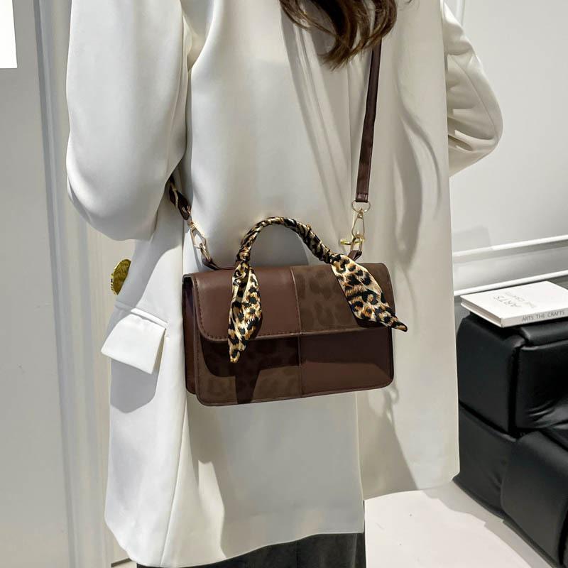 Niche design portable small bag women's autumn new fashion commuter small square bag high value shoulder bag