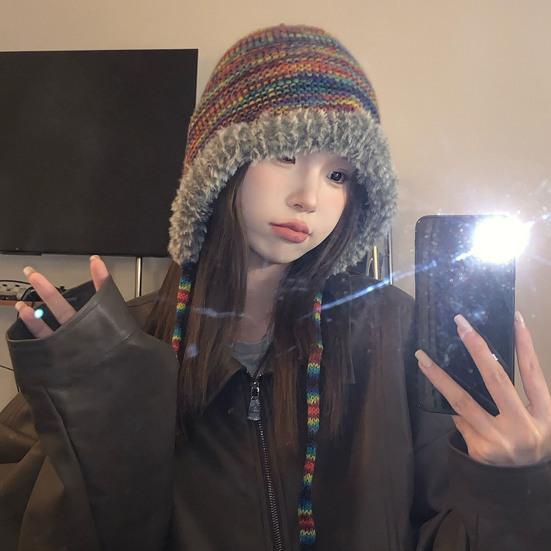 Gemütliche Wintermütze aus Plüsch, Regenbogen-Design, warm, winddicht, perfekte Passform, verdickte Strickmütze für Damen-Accessoires
