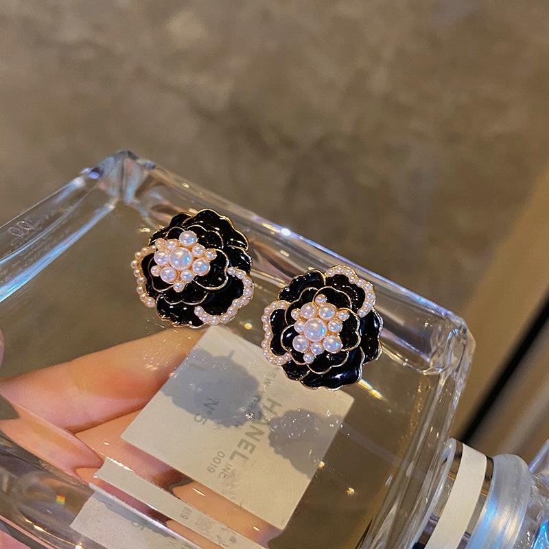 Temperament Camellia Flower Stud Earrings White Black Enamel Oil Pearl Earrings For Women Party Jewelry Accessories Gift