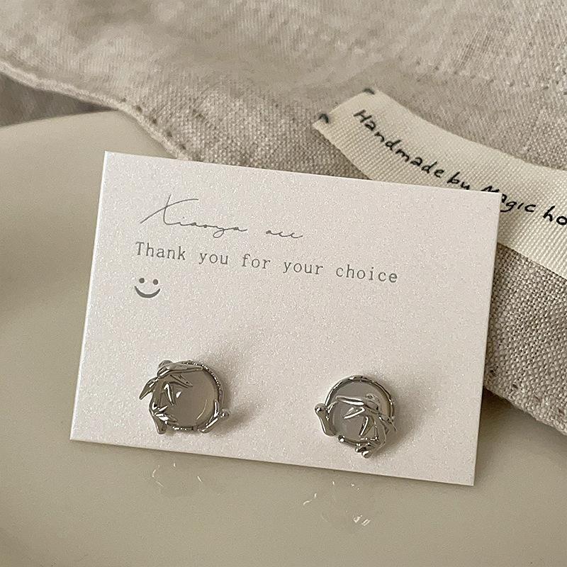 

Серьги-гвоздики из натурального камня с металлическим листом из бамбука. Женские серьги-гвоздики с индивидуальностью, элегантным темпераментом и универсальным дизайном.