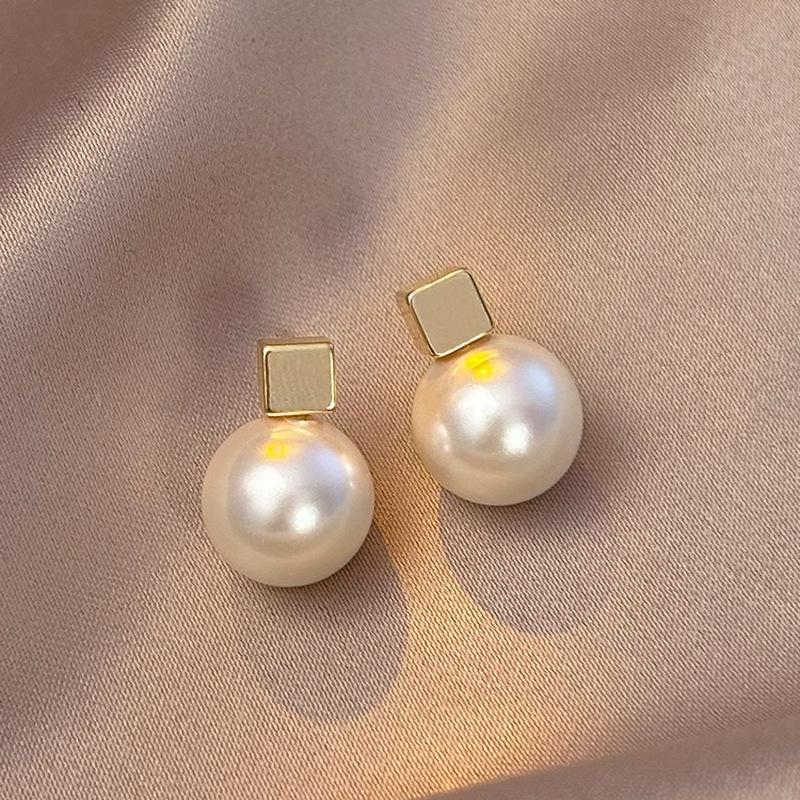 Hong Kong Style 3D Cube Pearl Earrings: French Light Luxury, High-End Simple Design for Women