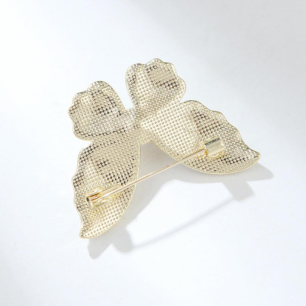 Luxuriöse und modische Schmetterlingsbrosche mit Diamanten für Frauen, vielseitige und personalisierte Kleidungsnadel mit Kristallblumen auf der Brust
