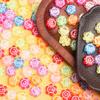 30 Stück 10mm Gemischte Farbe Blume Lächeln Lose Perlen Mode DIY Schmuckzubehör für Armbandherstellung