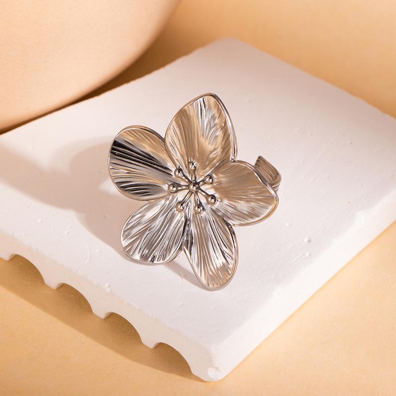 Titanium Steel Light Luxury European and American Golden Flower Clavicle Necklace 