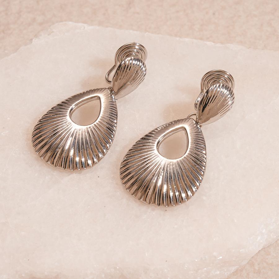 Metallic Hollow Water Drop Pattern Earrings Simple and High-end Unique Earrings