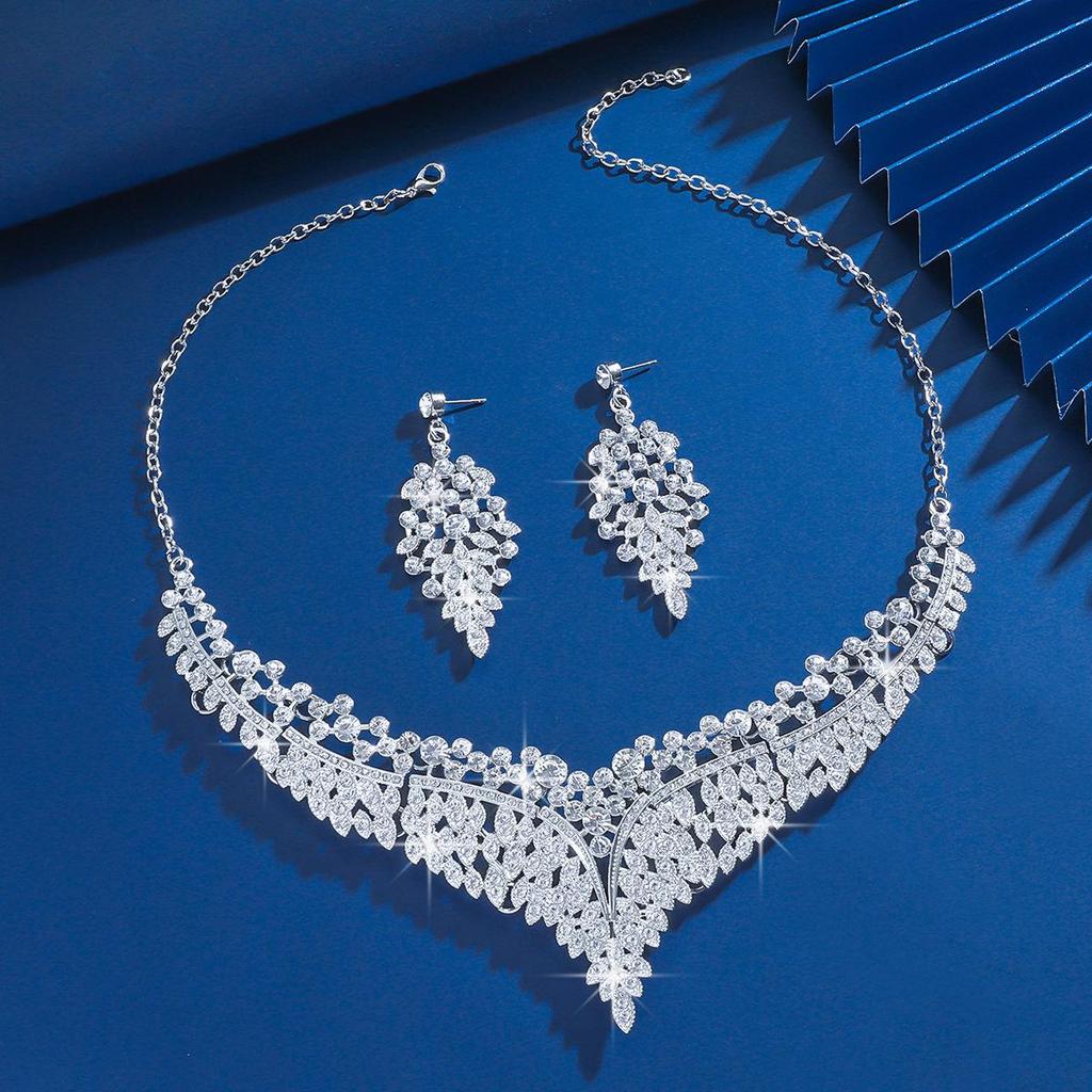 Exquisite Retro-Style Necklace & Earring Set: Vibrant and Elegant Design for Evening Banquets
