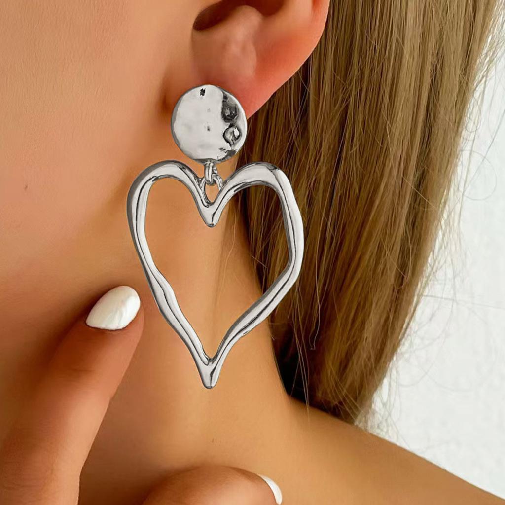 Fashionable Love Earrings Elegant Earrings Simple and High-end Design Suitable for Daily Wear