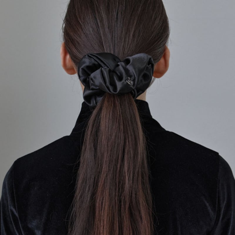 

38comeoncommon Шелковистая атласная резинка для волос (черный) FREE