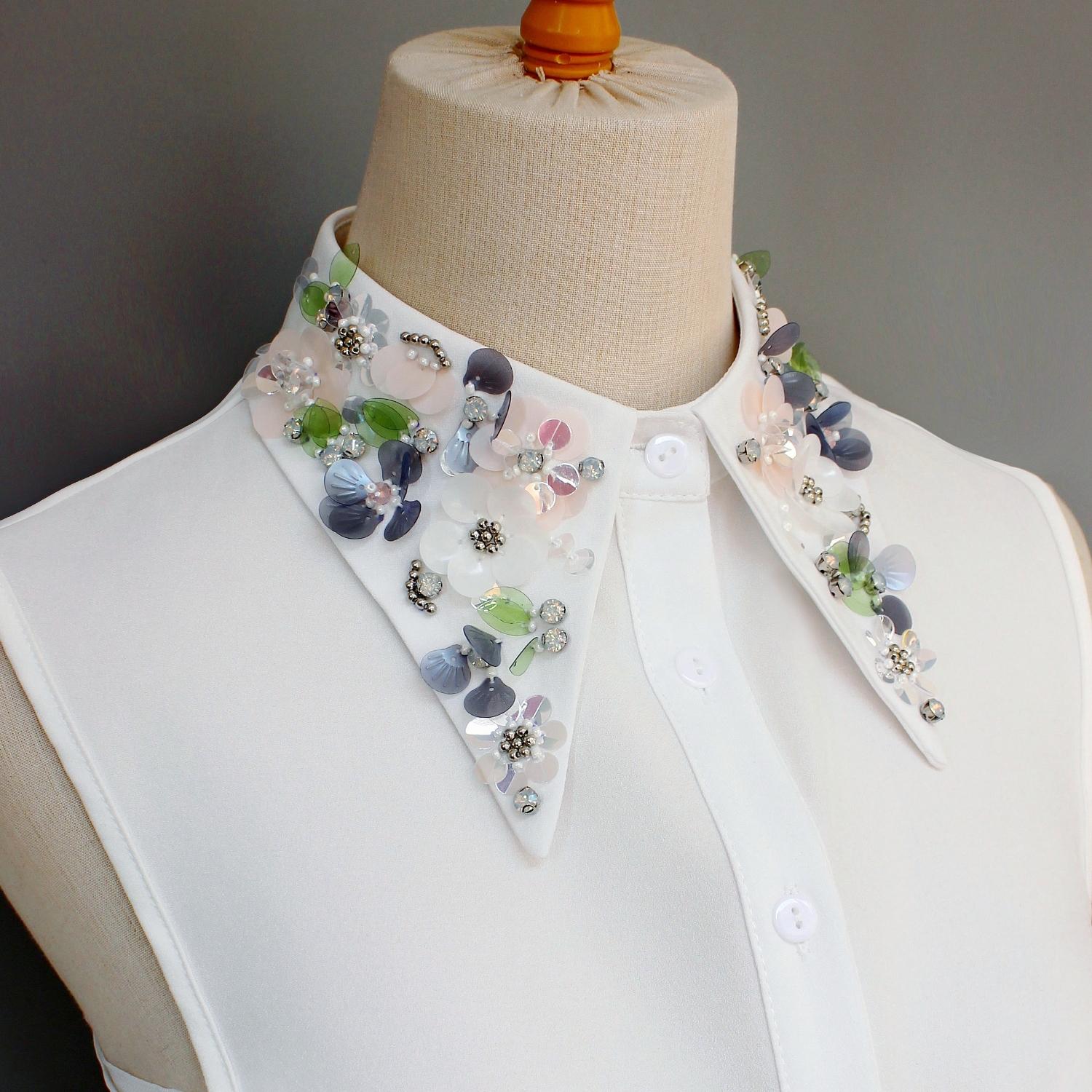 

Одна штука роскошного и искусно изготовленного ложного воротника для дам. Он украшен сложной вышивкой бисером и пайетками, воплощающими th