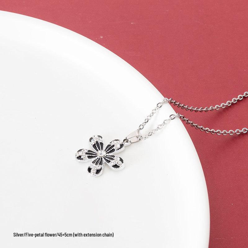 Retro vierblättriges Kleeblatt Schlüsselbeinkette - Damen Anlaufbeständiger Titanstahl Anhänger