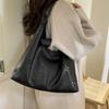 Hollow Underarm Bag Women's 2025 Autumn and Winter Korean Version Trendy Fashion Large-capacity Tote Bag Niche Retro Shoulder Bag