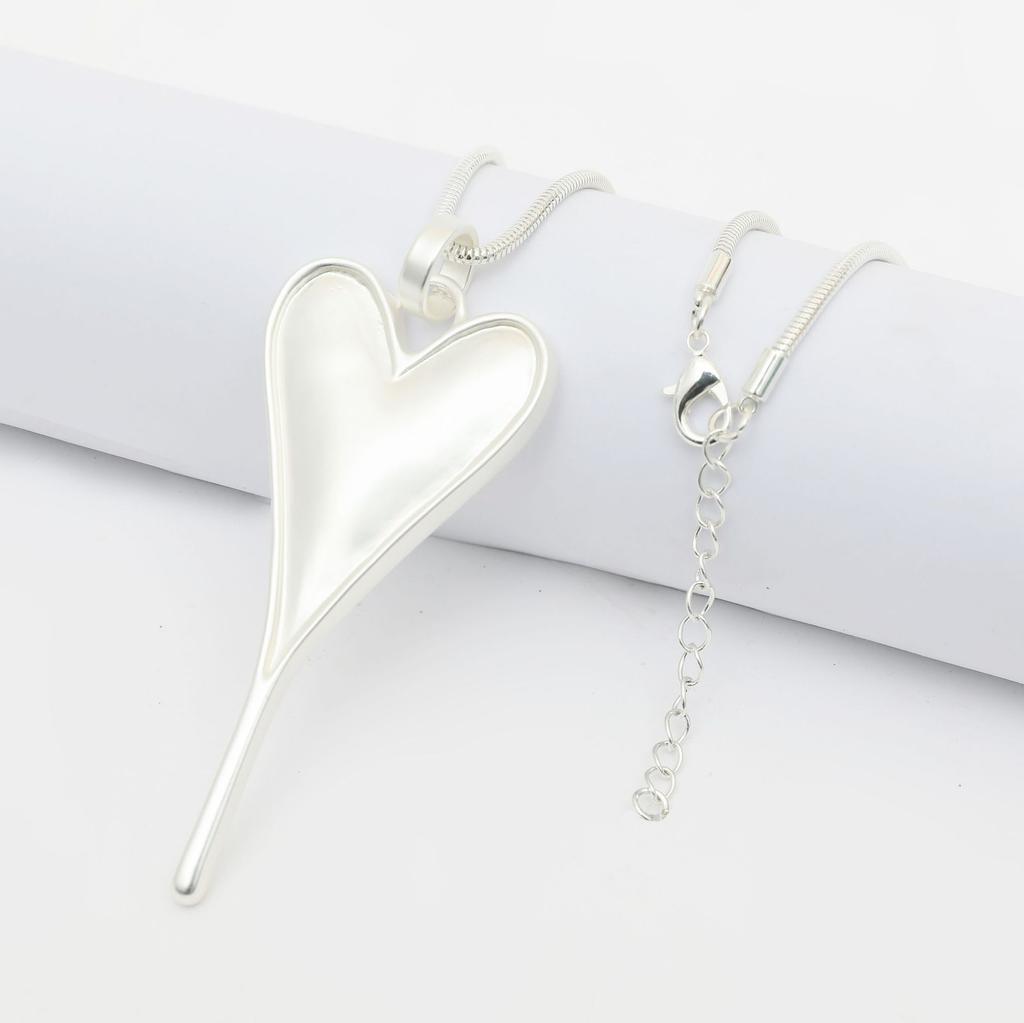 European and American new women's heart-shaped long sweater chain necklace fashion trend versatile metal accessories