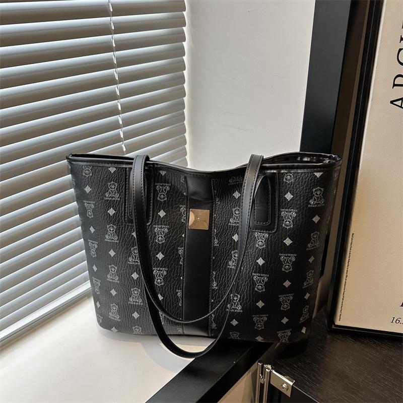 

Fashion commuter large-capacity bag 2025 autumn and winter new women s bag popular temperament shoulder bag versatile tote bag