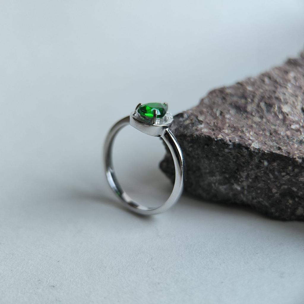 Серебряное кольцо с изумрудом nano 0.605ct, вес изделия 2,07 гр (2192213)