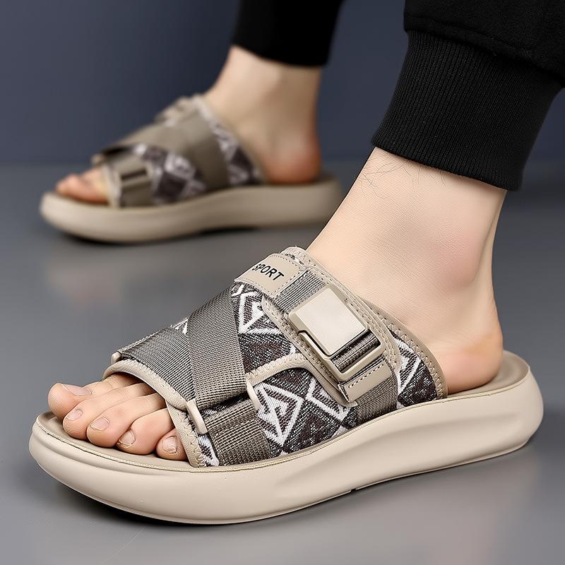 

Fashion casual beach shoes are breathable, deodorant and non-slip in summer, and sandals are fashion trendy Korean version of black sandals. 44