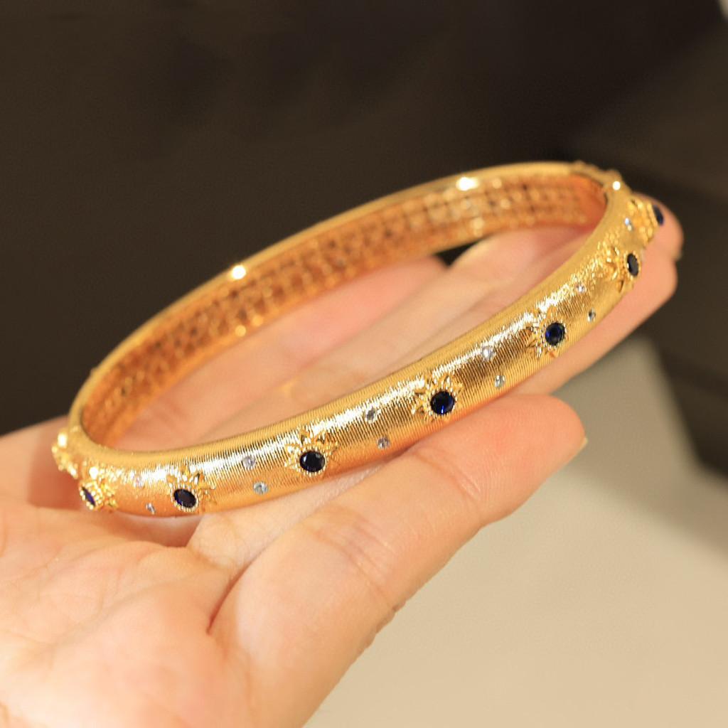 Luksusowa marka biżuterii bransoletka w stylu retro pałacowym z diamentami i szczotkowana, wykonana z materiału bazowego w kolorze sub-złotym, grubo pozłacana 18-karatowym złotem wysokiej jakości