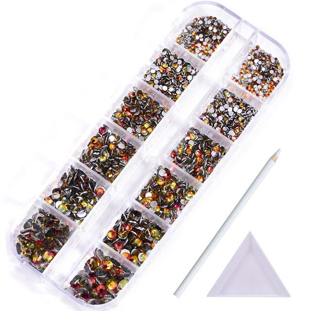 

Набір 12 сіток, Скляний Діамант з плоским дном, Страз, Прикраса для нігтів, Змішані Діамантові DIY аксесуари, Безкоштовна Діамантова ручка, Трикутний диск. Nail Art 12-grid box, about 2100 pcs/box