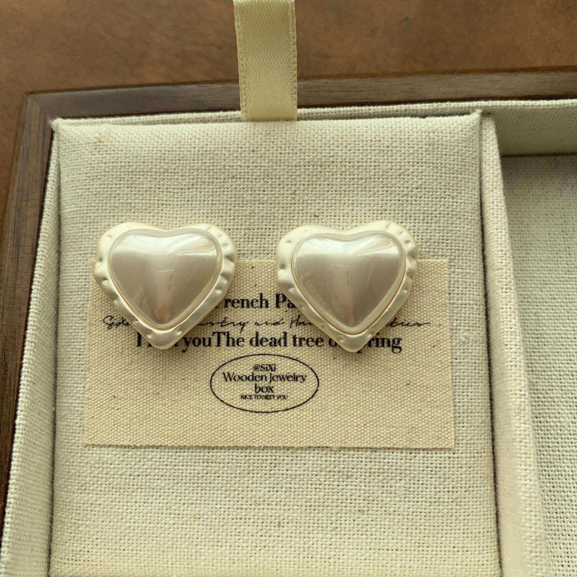 Retro elegant heart-shaped pearl stud earrings romantic gentle sweet exquisite three-dimensional niche fashion simple earrings