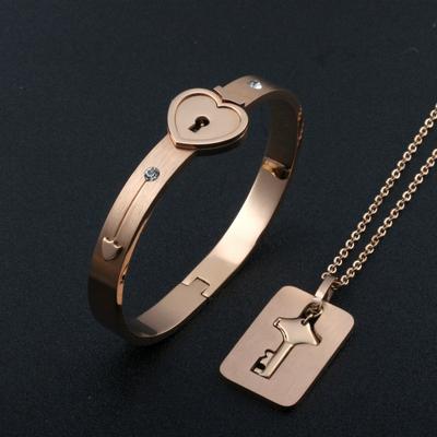 Conjuntos de joyas de moda para parejas: pulseras de acero inoxidable con forma de corazón y candado, collar con colgante de llave.