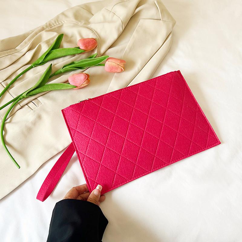 Шикарный клатч в стиле конверта идеально подходящий для повседневного использования в черном зеленом и пурпурном цветах маджента 830₽