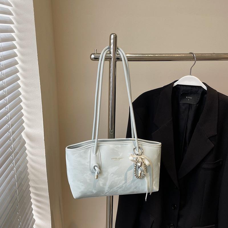 High-end underarm bag women's spring and summer new fashion trendy shoulder bag niche commuter tote bag