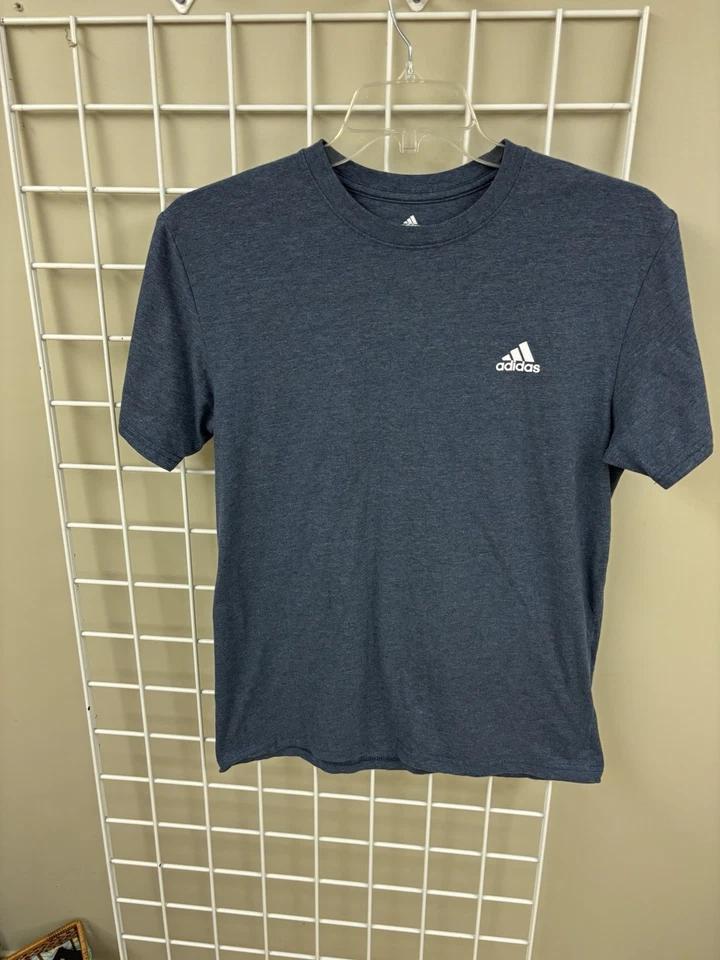 

Угольно-синяя футболка Adidas с коротким рукавом, размер большой. 52/48 полиэстер/хлопок. Отличное состояние. 3XL