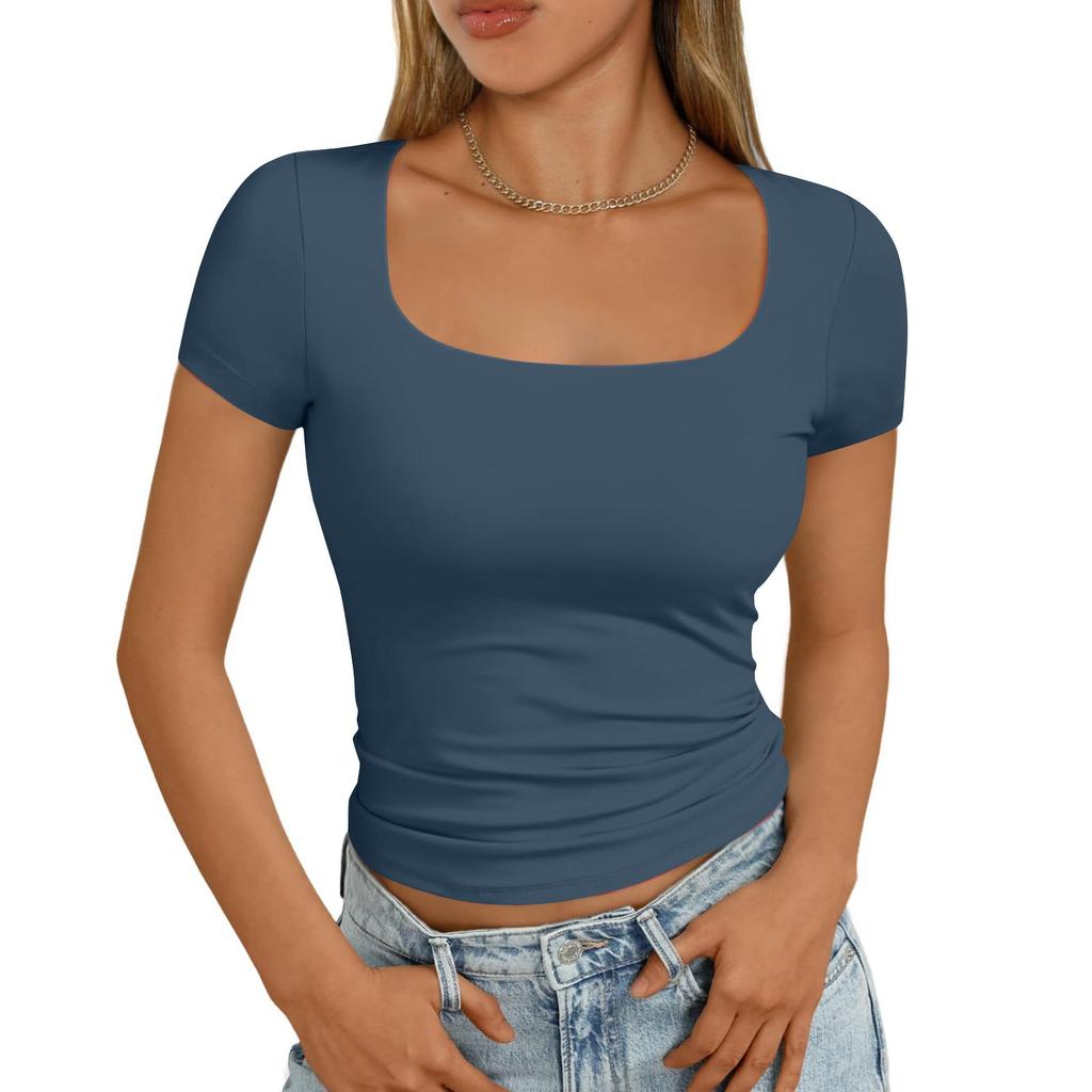 Dámská móda, ležérní štíhlé tričko s krátkým rukávem a čtvercovým výstřihem dole, svrchní oblečení